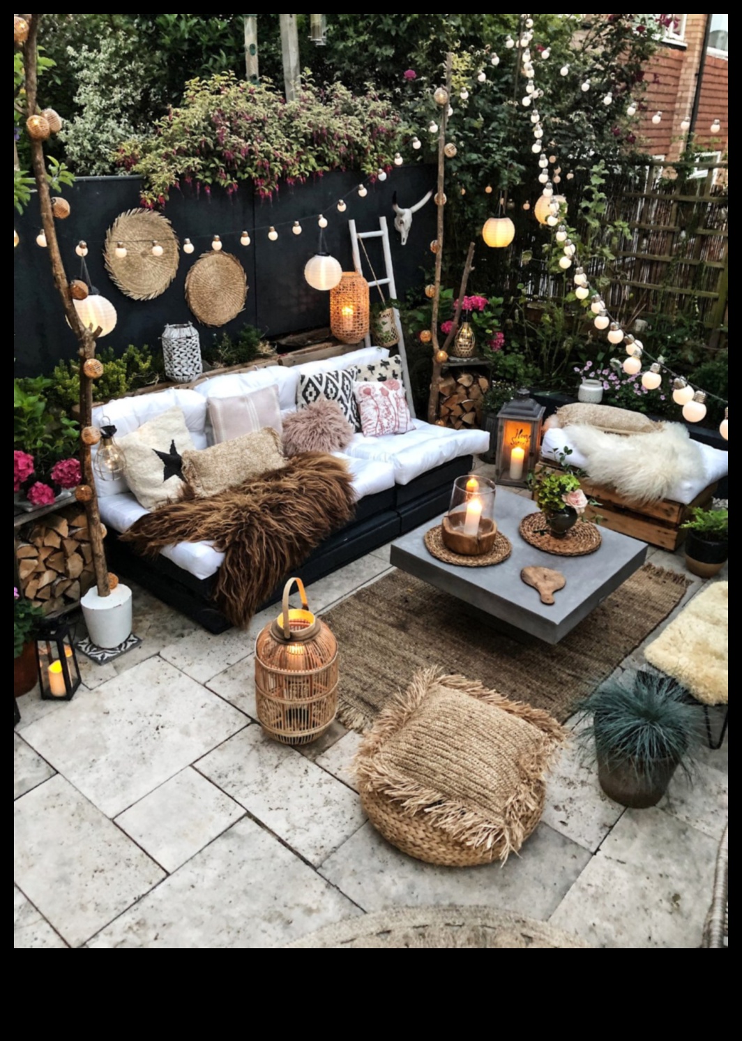 Vai varat ieteikt veidus, kā izmantot eklektisku āra terases dekoru ar dinamiskiem Boho spilveniem?