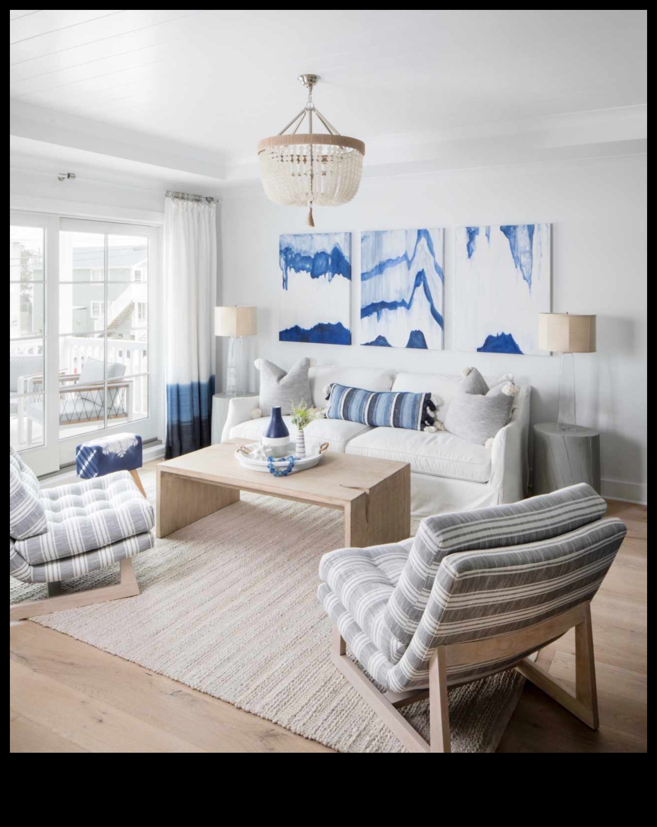 Vai varat ieteikt, kā izveidot piekrastes iedvesmotu dzīvojamo istabu ar pludmales elementiem?