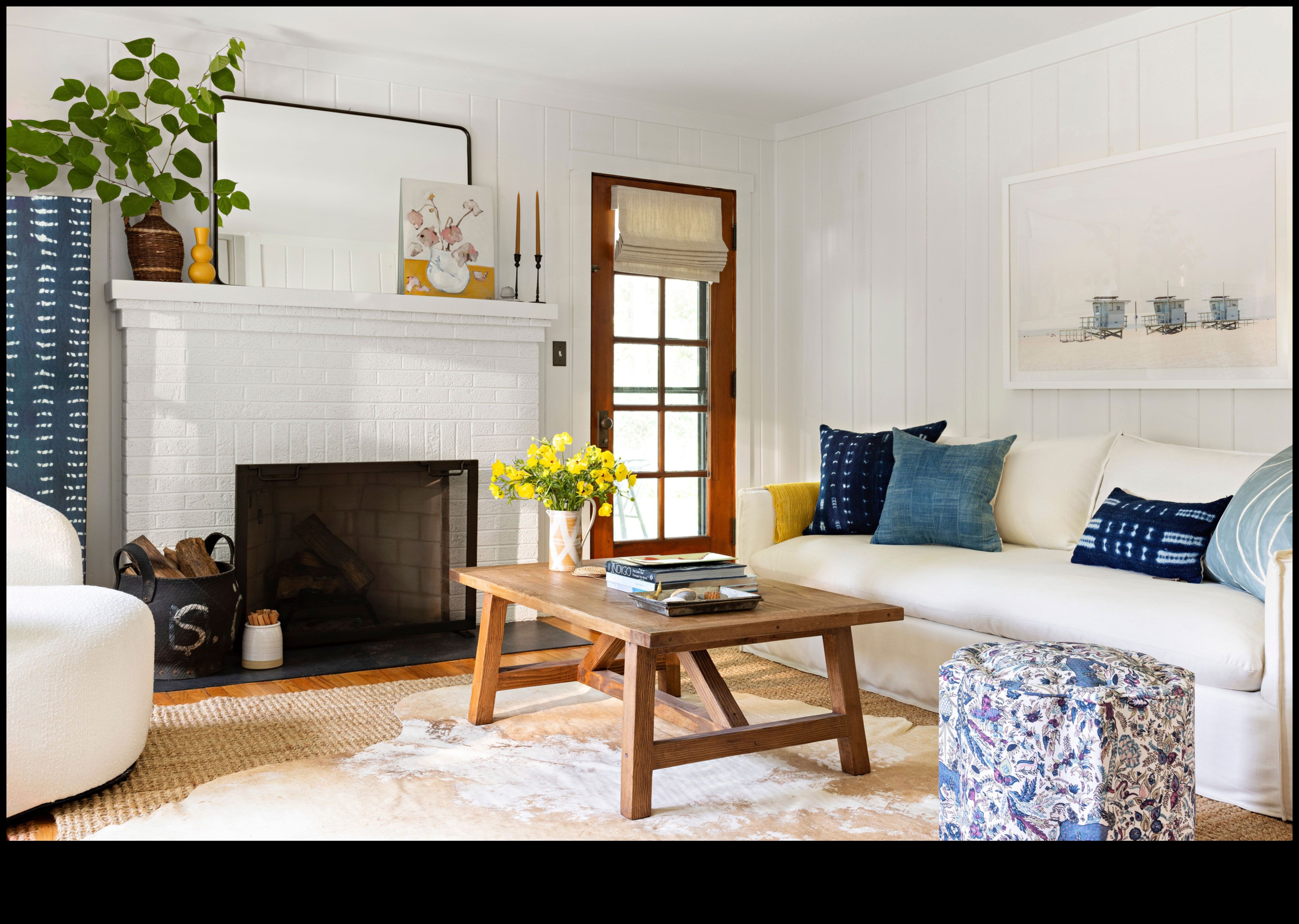 Vai varat ieteikt, kā izveidot piekrastes iedvesmotu dzīvojamo istabu ar pludmales elementiem?