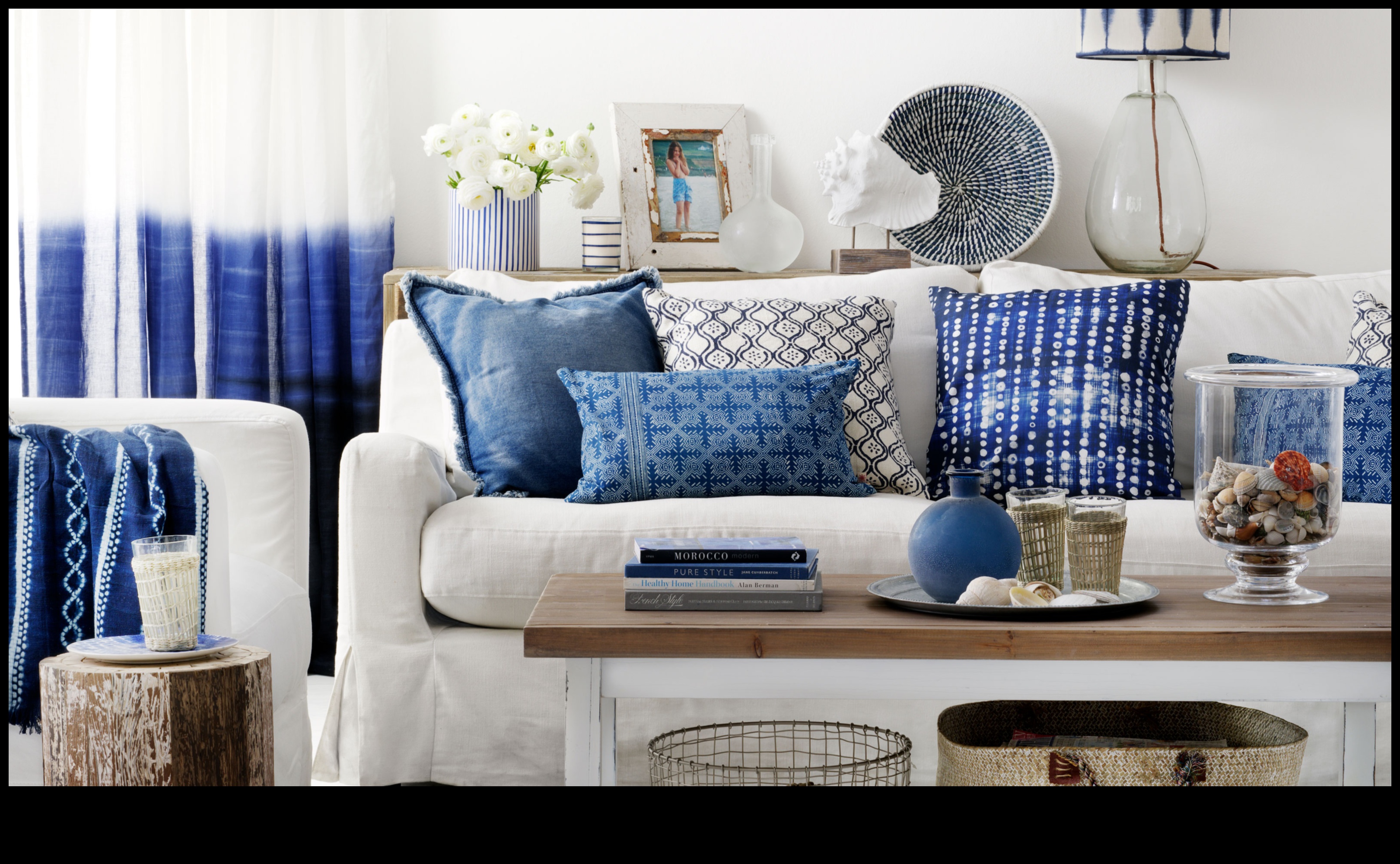 Vai varat ieteikt, kā izveidot piekrastes iedvesmotu dzīvojamo istabu ar pludmales elementiem?