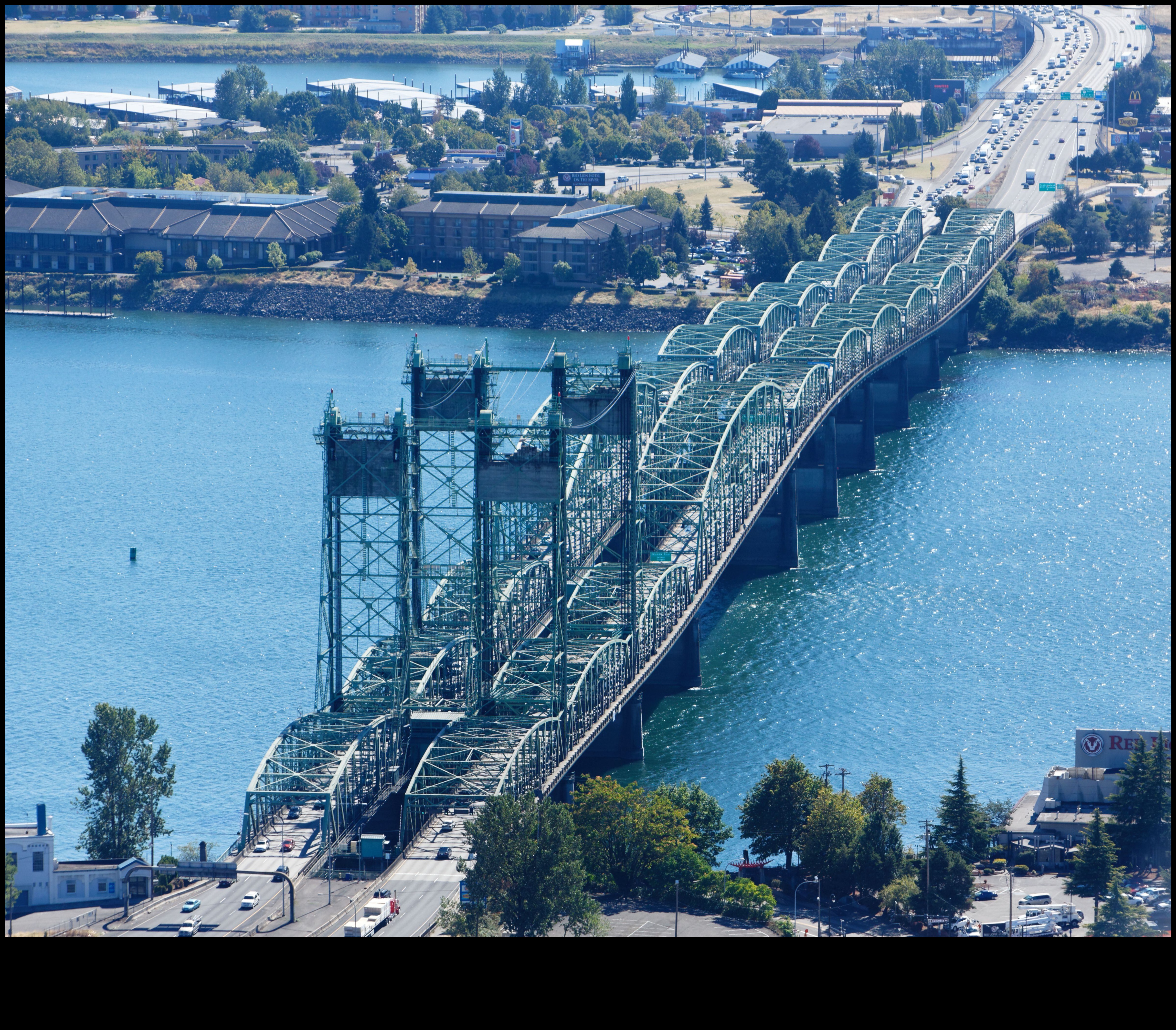 Klikšķi un tuvāk: attālumu pārvarēšana, izmantojot tiešsaistes kopienas spēku