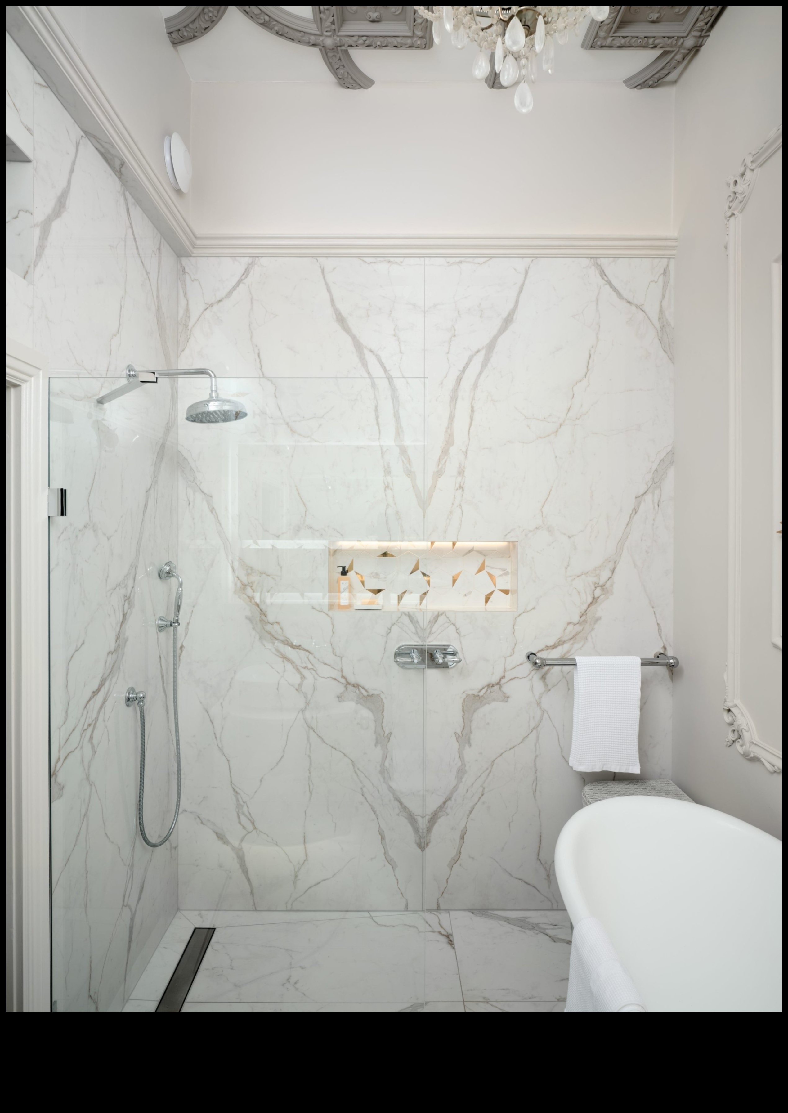 Kādi ir daži stilīgi veidi, kā izmantot marmoru mūsdienu vannas istabas dizainā?