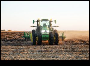 Lauku braucieni: autonomie transportlīdzekļi kā būtiski instrumenti lauksaimniecībā un lauksaimniecībā