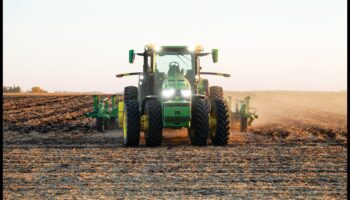 Lauku braucieni: autonomie transportlīdzekļi kā būtiski instrumenti lauksaimniecībā un lauksaimniecībā