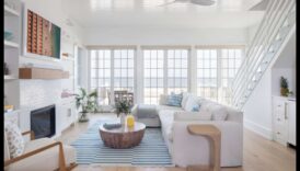 Vai varat ieteikt, kā izveidot piekrastes iedvesmotu dzīvojamo istabu ar pludmales elementiem?