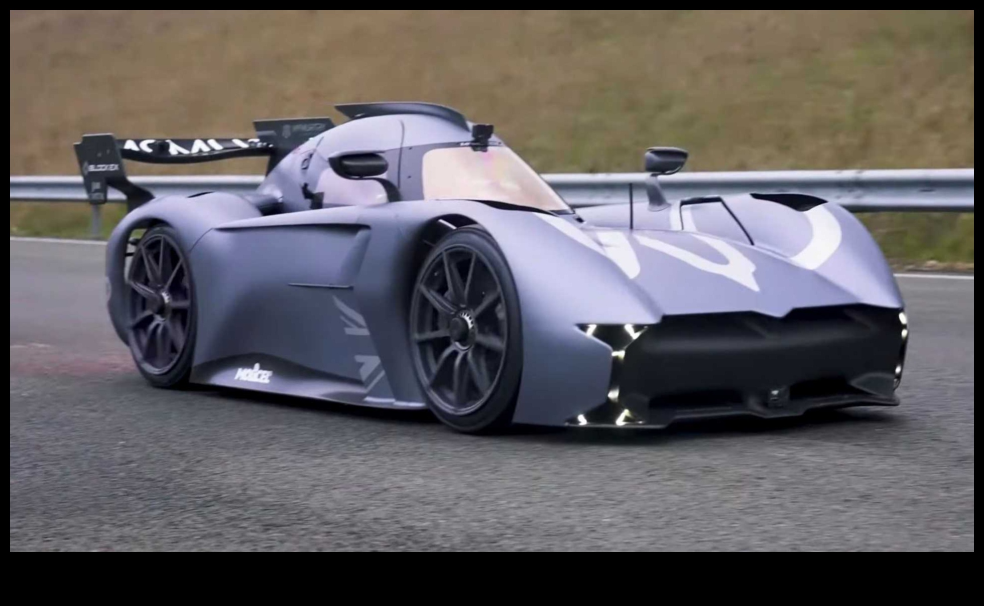 No nulles līdz sešdesmit simfonijai: Harmoniskais sporta auto paātrinājuma pieplūdums